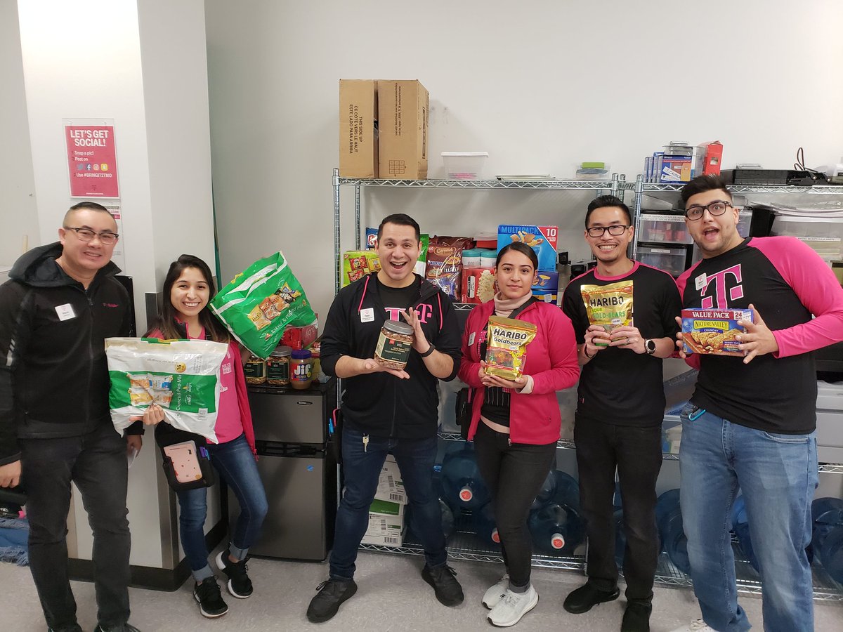 This awesome Serramonte team that plays to Win and have fun <a href="/TMobile/">T-Mobile</a> #overfilledfridge #penwins <a href="/TJMartinez1000/">TJ Martinez</a> <a href="/AdrianVanHooser/">Adrian Van Hooser</a> <a href="/richgarwood/">Rich Garwood</a>