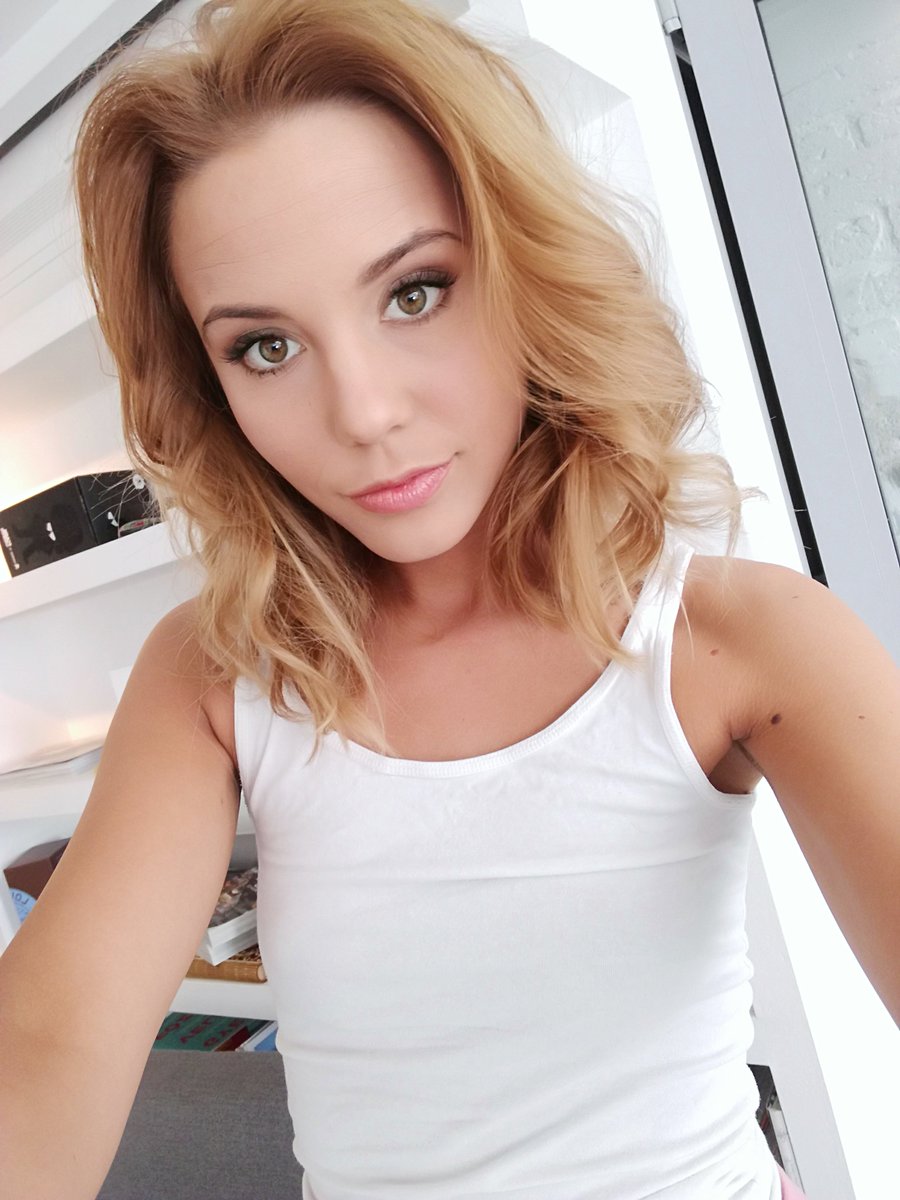 Poppy Pleasure (@pleasurepoppy) on Twitter photo 