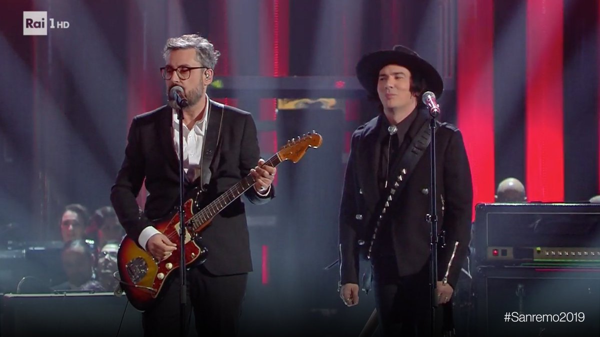SanremoRai's tweet photo. 🎶 Siamo delle antenne, dei televisori emettiamo storie che fanno rumore…🎶 
#LamoreÈUnaDittatura - @zencircus ☯ @BrunoriSas
#Sanremo2019 https://t.co/4x6Rde3mNR