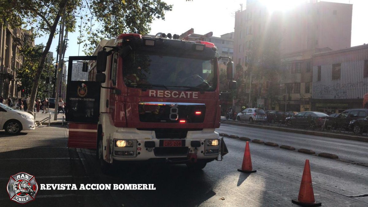 RABCHILE's tweet photo. 🚨Bomberos Santiago🚨
#AMPLIACION Se cambia la Clave de 10-3-2 (Rescate de Emergencia) a 10-5-5 (Emergencia HazMat con presencia de Cianuro) en Av. Libertador Bernardo O'Higgins y Av. Portugal.
#RAB10 y #RAB23 en el lugar, salen B18 BT3 Q8 y S2 en Apoyo a H17 RX7 y RX8. https://t.co/rBgVtTmR71