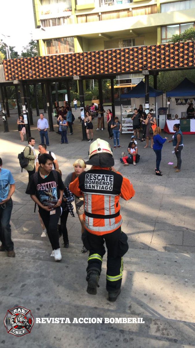 RABCHILE's tweet photo. 🚨Bomberos Santiago🚨
#AMPLIACION Se cambia la Clave de 10-3-2 (Rescate de Emergencia) a 10-5-5 (Emergencia HazMat con presencia de Cianuro) en Av. Libertador Bernardo O'Higgins y Av. Portugal.
#RAB10 y #RAB23 en el lugar, salen B18 BT3 Q8 y S2 en Apoyo a H17 RX7 y RX8. https://t.co/rBgVtTmR71