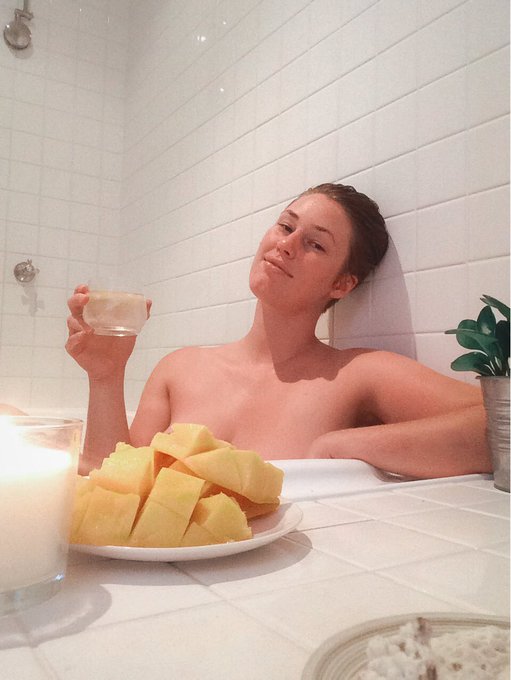 Bathtime: featuring lavender oil and apple cider vinegar, candle, mango, g&amp;t and me. Am I a Queen in