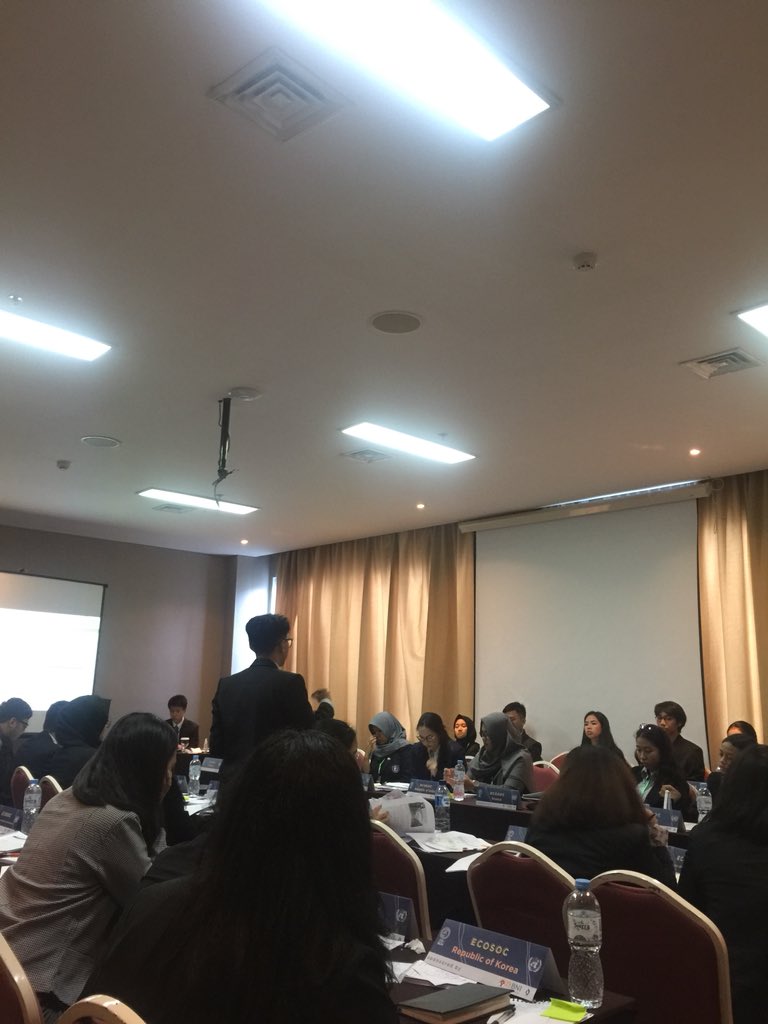 ganesha_news's tweet photo. Delegates of ECOSOC are discussing the roles of NGO on the issue of ageing population, after several mid-comsess assessments from the chairs on the debate substances. #ITBMUN2019 #NHK https://t.co/I5EV9Ostq3