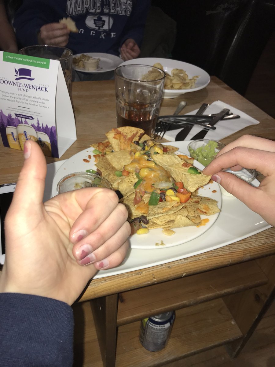 HammCaitlyn's tweet photo. Hotspot on a Friday night #ceilie https://t.co/NYwLLk0Ib4