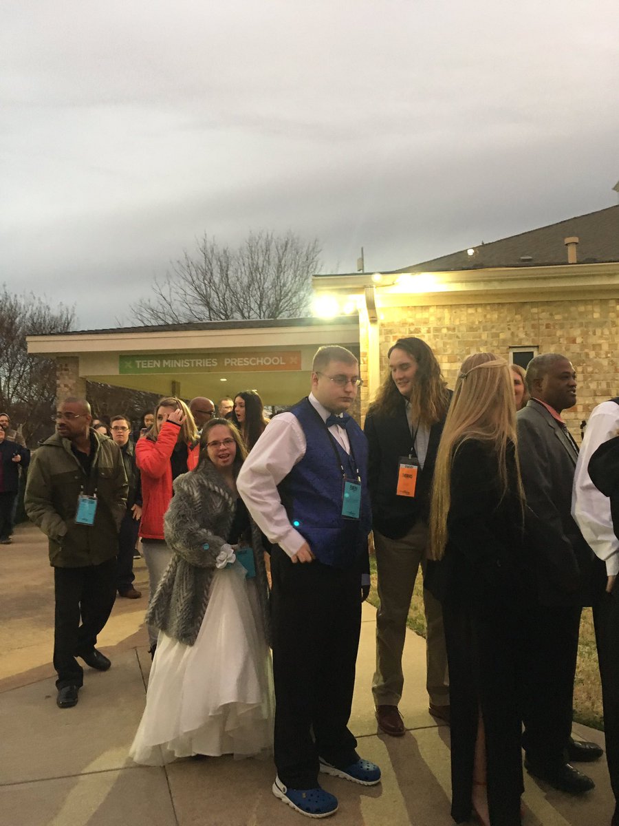 Lizleeper's tweet photo. Night to Shine is here! #nighttoshine #TimTebowFoundation #alsburybaptist https://t.co/9tR23D4pjd