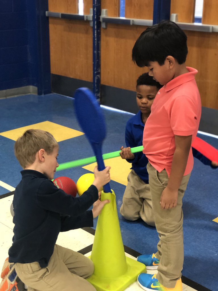 AVedeikis's tweet photo. These 1st graders ran a relay to collaborate and build a snowman made out of PE equipment. @etheridgejm1 #PEinMedia #collaborating #relayracefun #doyouwanttobuildasnowman https://t.co/hnporfI3r8