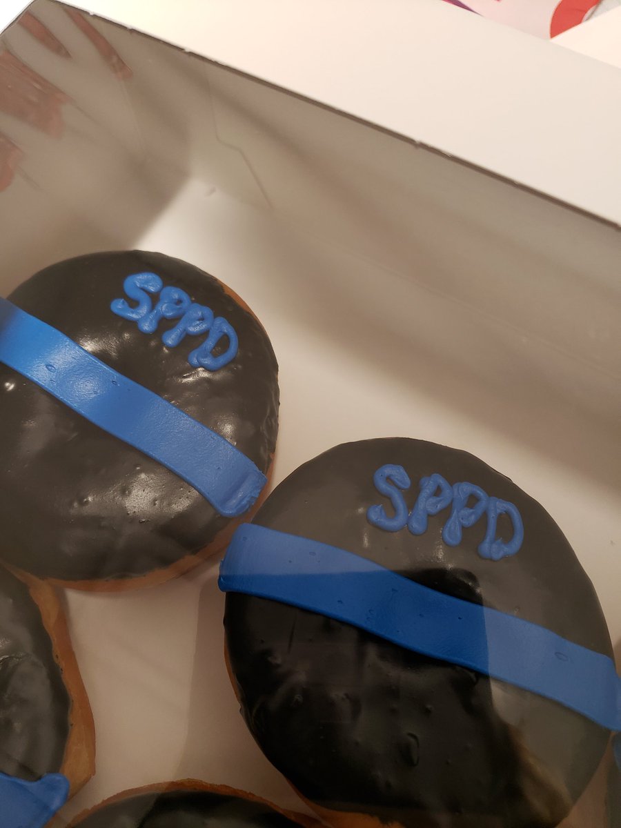 elissa_herber's tweet photo. Big thanks to the bakery team at 2390 for making some awesome doughnuts to celebrate Donny's 1 year with SPPD ☺️❤️ #blueline #targetbakery https://t.co/Lz8MRZ8tjB