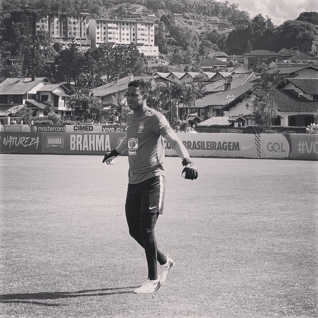 tripoli_bigode's tweet photo. É com muita dor no coração 💔 que eu posto essas fotos do Christian, que eu tirei a duas semanas atrás. Humilde, estava realizando o sonho de sua vida e de muitos familiares, treinando com a Seleção Sub-17. Mais um sorriso que nosso futebol jamais terá de volta
🙏😥😥😥 https://t.co/Ua8Gtc3t1c