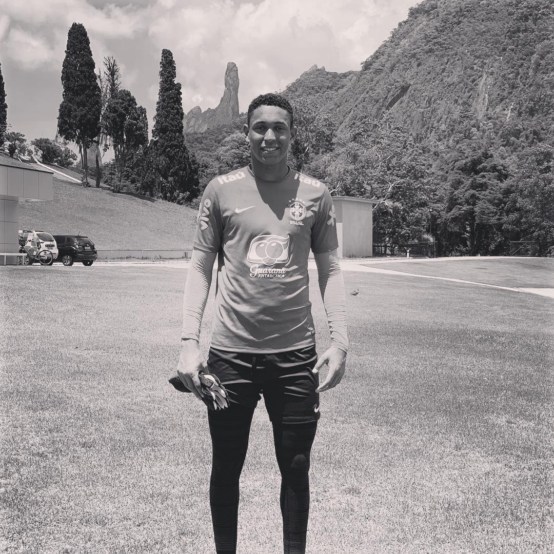 tripoli_bigode's tweet photo. É com muita dor no coração 💔 que eu posto essas fotos do Christian, que eu tirei a duas semanas atrás. Humilde, estava realizando o sonho de sua vida e de muitos familiares, treinando com a Seleção Sub-17. Mais um sorriso que nosso futebol jamais terá de volta
🙏😥😥😥 https://t.co/Ua8Gtc3t1c