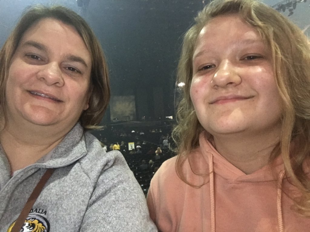 KSUWildcats9903's tweet photo. When you’re 42 and a 5th grade teacher and your students don’t believe you like @PanicAtTheDisco and @brendonurie so you take lots of pics and videos at the concert with your teenage daughter in KC to prove it! #beingoldiscool #icanrelatetomystudents https://t.co/G97ERGxiGD