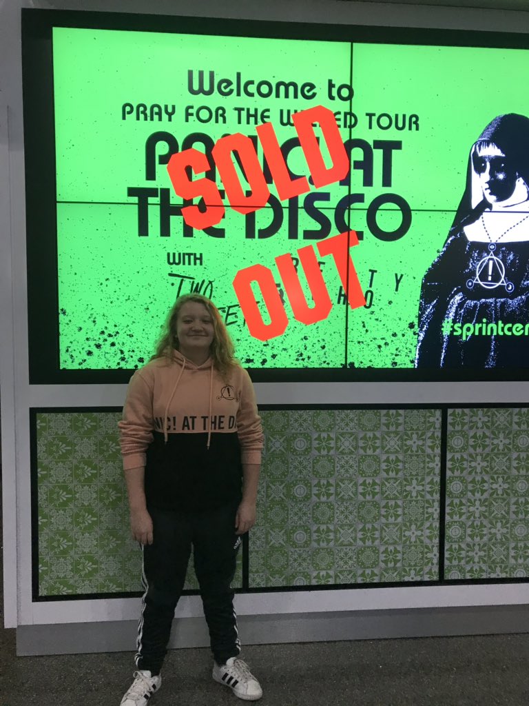KSUWildcats9903's tweet photo. When you’re 42 and a 5th grade teacher and your students don’t believe you like @PanicAtTheDisco and @brendonurie so you take lots of pics and videos at the concert with your teenage daughter in KC to prove it! #beingoldiscool #icanrelatetomystudents https://t.co/G97ERGxiGD