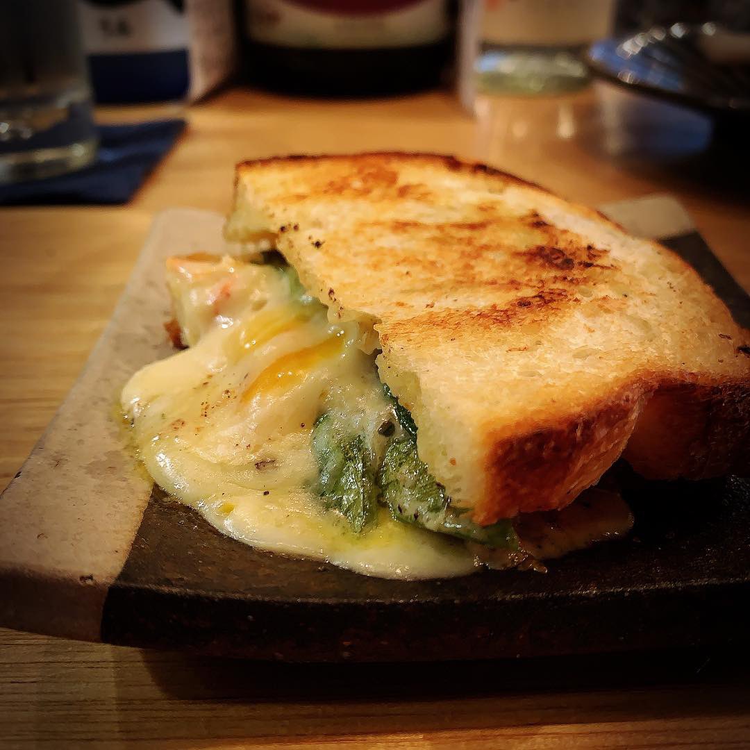 anexile's tweet photo. ホットサンド食べたい、ホットサンド食べたい♪

#金井商店 #ずわいがにと九条ネギのホットサンド #野毛 #ホットサンド #夢屋まさる #桜木町 https://t.co/r3x8tumG1h
