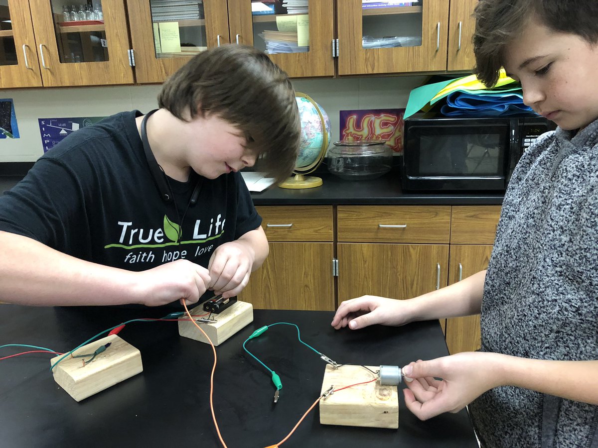 MsCNeumann's tweet photo. Friday afternoon #tinkering time! @CJHSPanthers https://t.co/TFonmNFDg3