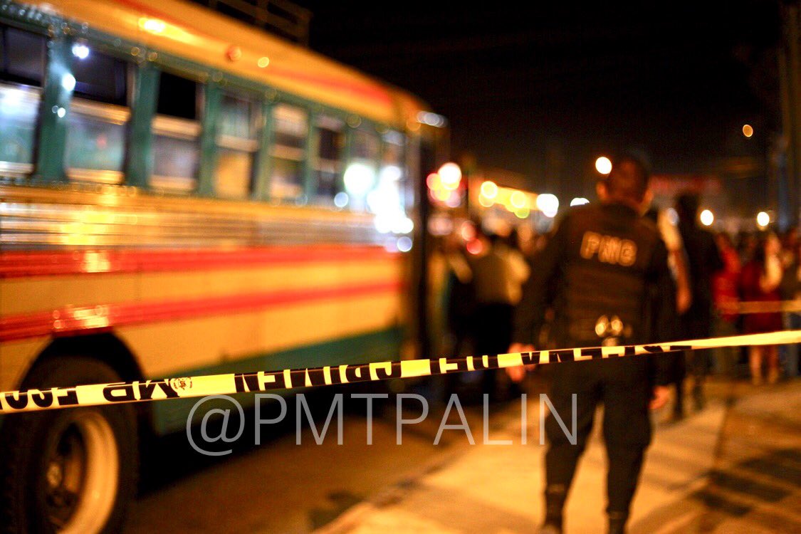 Munipalin's tweet photo. Incidente armado en un bus de transporte colectivo deja como saldo una persona fallecida. Esto a la altura del km 39 ruta antigua Palín frente a Maternidad Municipal. Por favor tome sus precauciones debido a la congestión vehicular que se está generando en el sector. 
#traficogt https://t.co/N1mtX369Sz