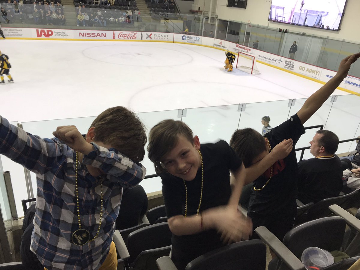 LoganAnnT's tweet photo. #hockeyknight #GoArmy https://t.co/exhBnIhL5O