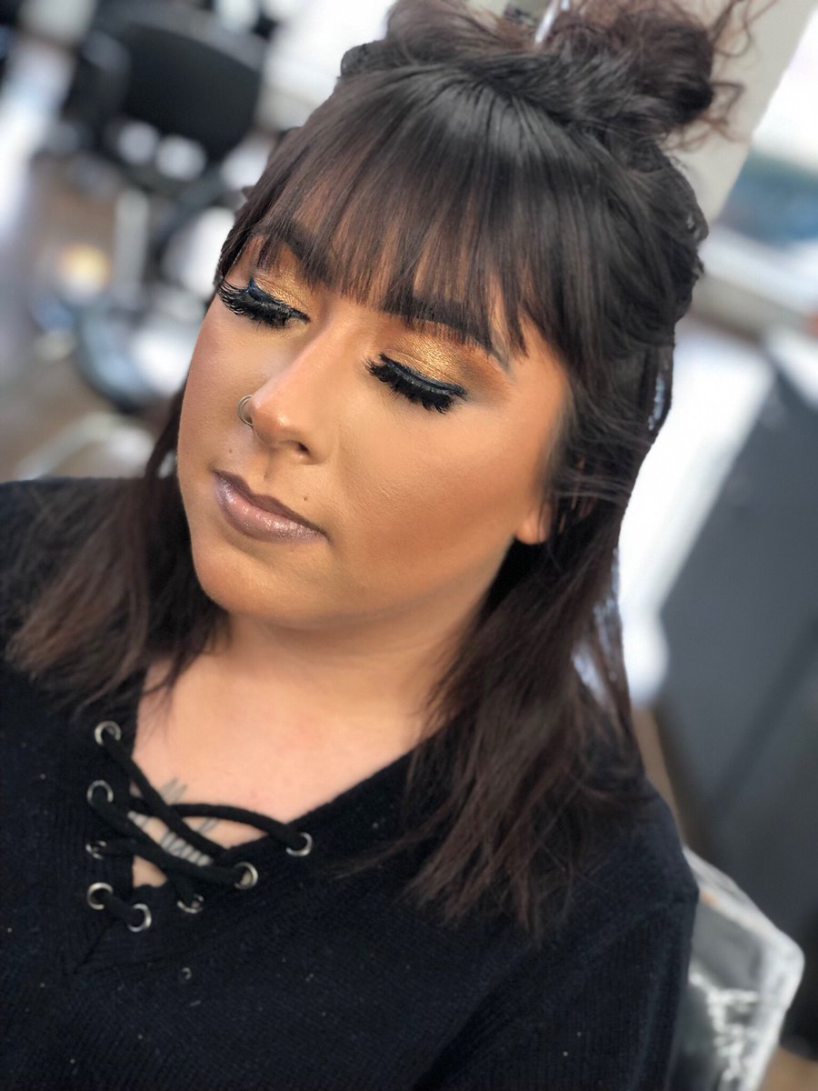 BrandiTamia's tweet photo. Book your next makeup appointment with me, Make up on my girl @corttt_killlla. Contact 216•659•0456! $25 deposit MUST be made at the time of booking. #clevelandohioMUA #colorfulmakeup #eyebrowtutorials #haloeyeshadow ##houstonmakeupartist #miamimakeupartist https://t.co/77AG38EVKU