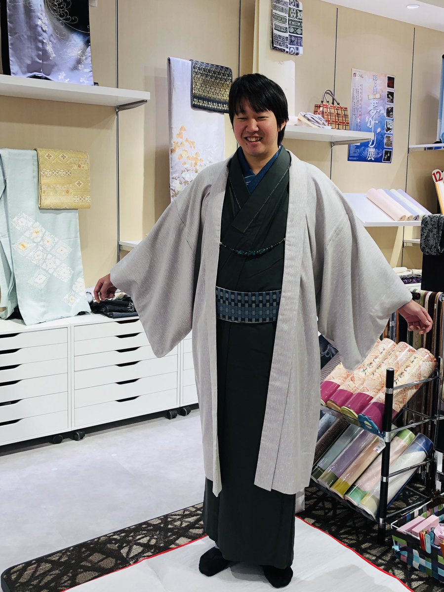 京ろまん 高田店 こんにちは 本日 出来上がった着物をお客様へ納品させていただきました オープンの際にご来店いただいたお客様で 初納品です 着姿とっても素敵でしたよ 京ろまん 着物 メンズ着物 京ろまん 高田店 こんにちは 本日 出来上がった着物をお客様へ納品させていただきました オープンの際にご来店いただいたお客様で 初納品です 着姿とっても素敵でしたよ 京ろまん 着物 メンズ着物