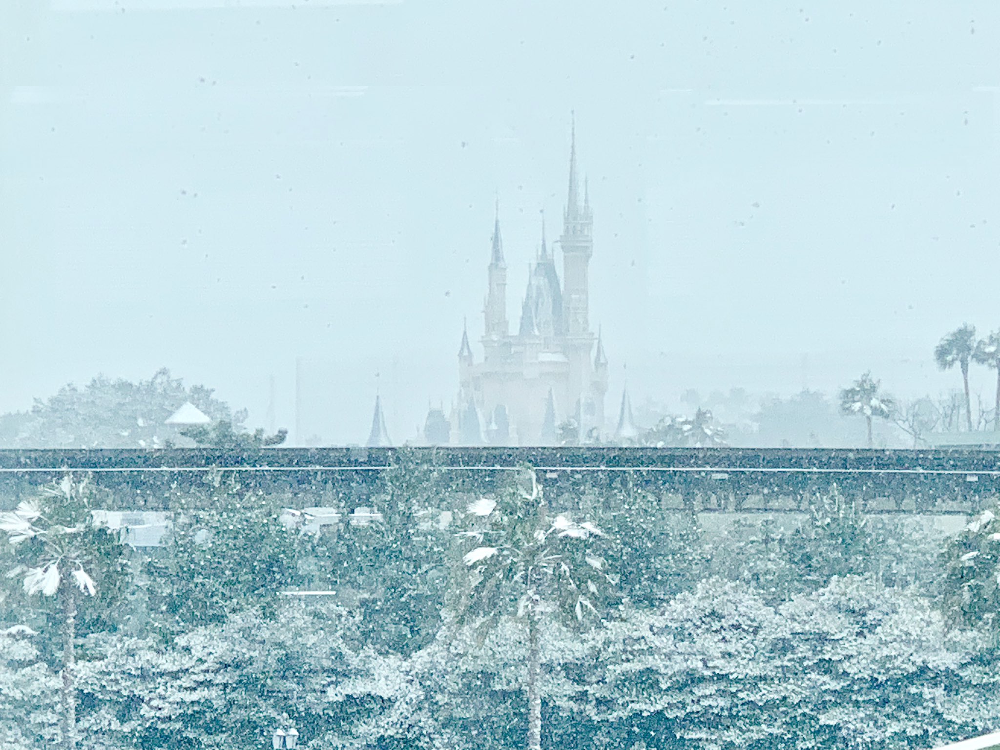 これはエルサのしわざ 舞浜駅のホームから見た 雪のシンデレラ城 が実に幻想的 えのげ