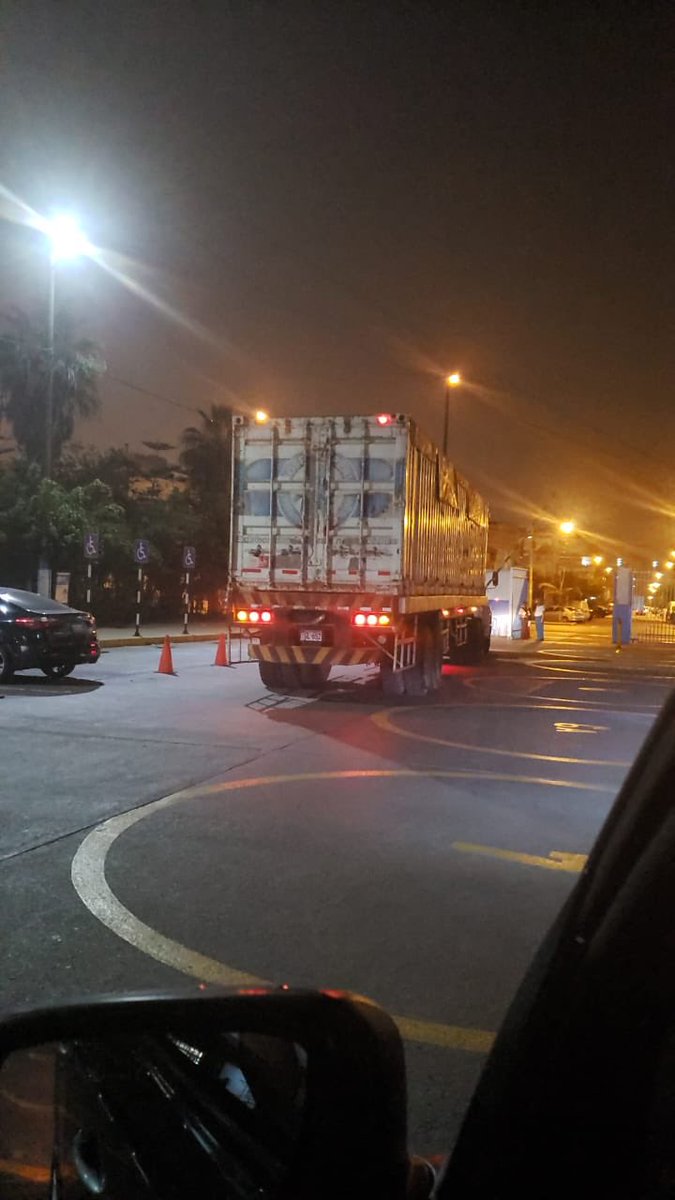 FioreMolinelli's tweet photo. Equipamiento del "Hospital Perú" de #Essalud (medicinas, carpas, agua) listas para salir vía aérea durante la madrugada a atender emergencia por lluvias a través de los centros asistenciales de nuestras redes en #Tacna, #Moquegüa y #Arequipa. https://t.co/SOOemwjcEU