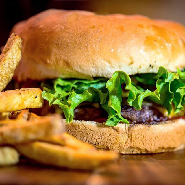 We're open late! Visit us in Kensington until 1am or get some Flipp'n food delivered via @skipthedishes &amp; @doordash! 🚗💨 #yyc #yyceats