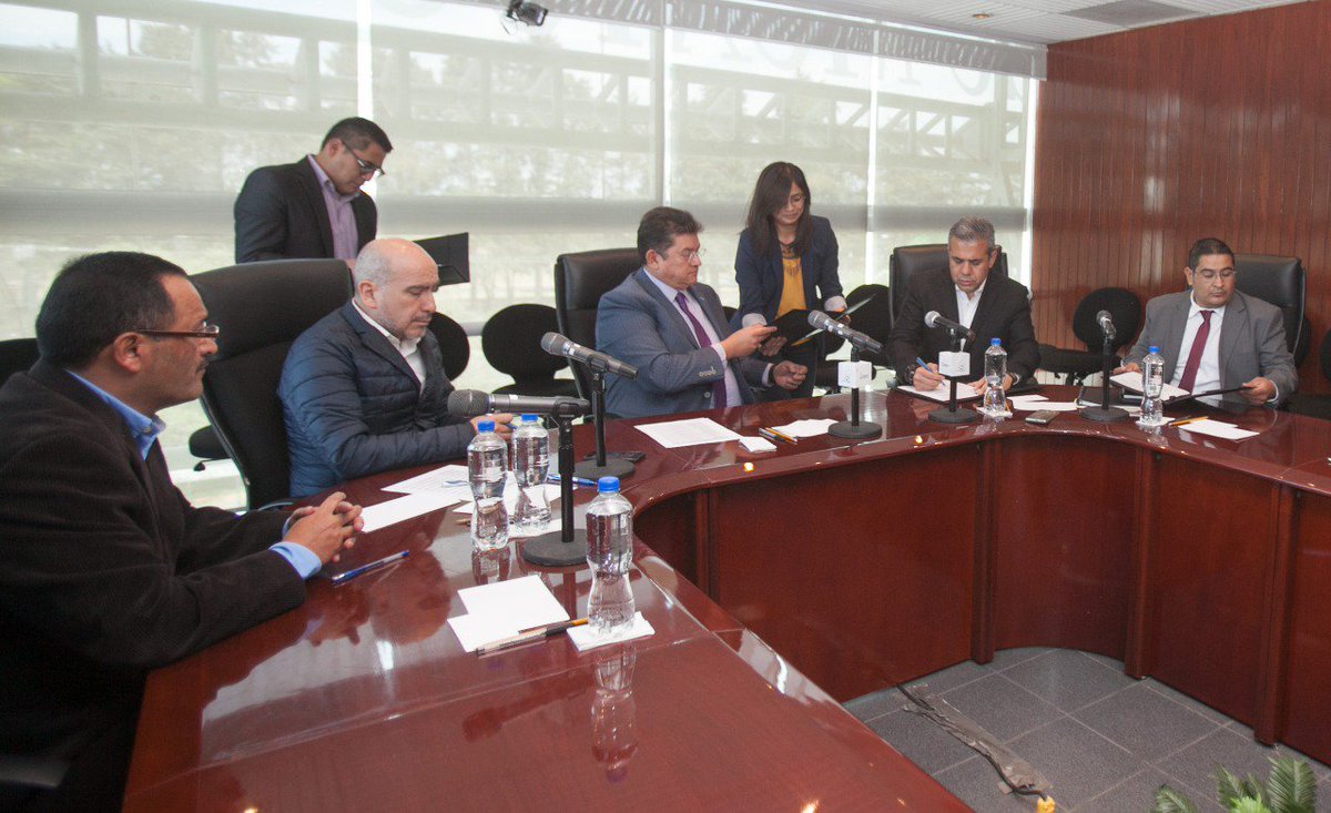 Ecatepec's tweet photo. Nuestro presidente @FerVilchisMx, acudió a las oficinas del @IEEM_MX para firmar un convenio de colaboración entre dicho Instituto y #Ecatepec, para que las próximas elecciones de autoridades auxiliares sean transparentes. #MunicipioConValores https://t.co/D9n61RzgnK