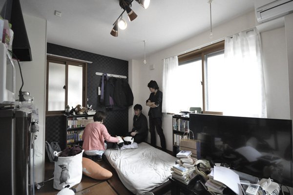 ねとらぼ V Twitter 狭い部屋中に本があふれる部屋 どうすれば住みやすくなる 建築家のdiyケーススタディーをお届けします 6畳ワンルームに1000冊の本 本に埋もれる ではなく 本と暮らす ための賃貸diy T Co Nf1l8c2bfz T Co Udct7wflyi