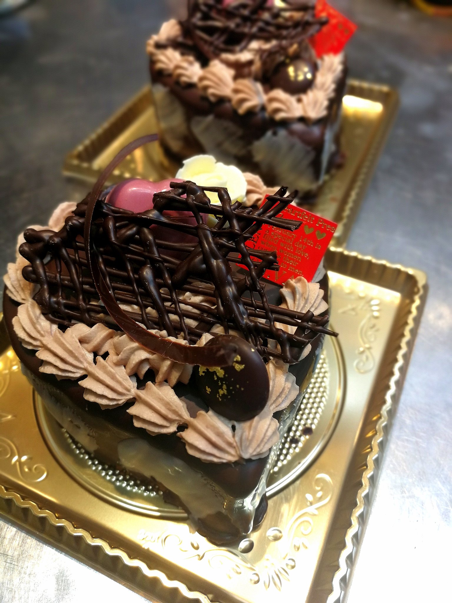長尾徹 東大阪のモンガトウのシェフです ハートのチョコレートケーキのご注文をいただきました スポンジケーキと生チョコ クリームの本体にチョココーティングです かんたんなメッセージもはいるよ バレンタインデー 東大阪市八戸ノ里モンガトウ