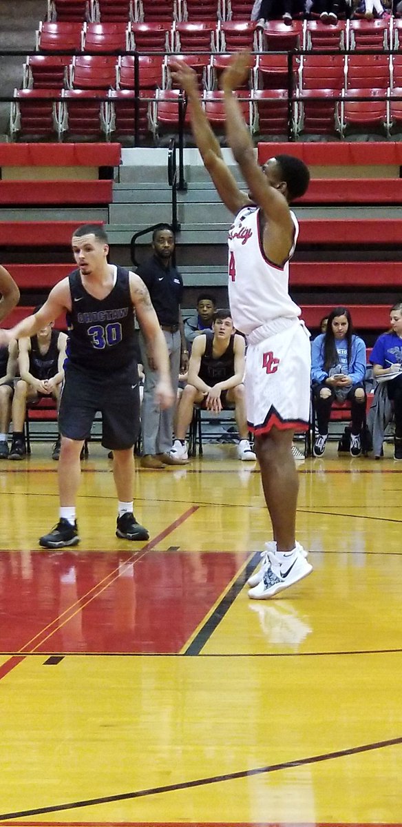 Solis20724432's tweet photo. Senior Night....good win. @kobehiggins @DavidDavimarc https://t.co/JVl7x9C9v6