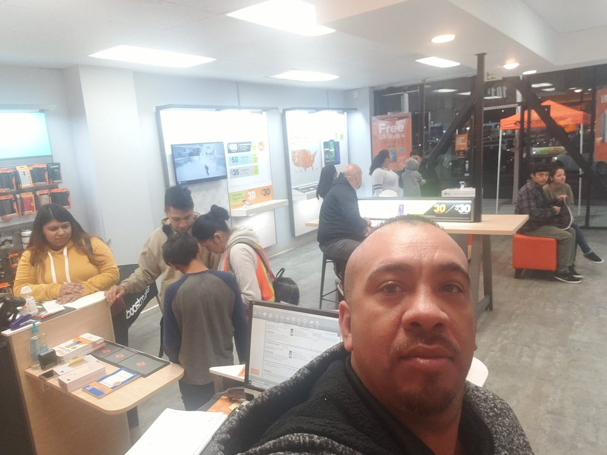 gusito714's tweet image. Thats how i sale 11 activations in 4 hrs today at RMwireless corona @Alicia_SPG @noreen_vip @TimJamaal @CGuzmanVIP @boostmobile @VIPwireless  we dont stop