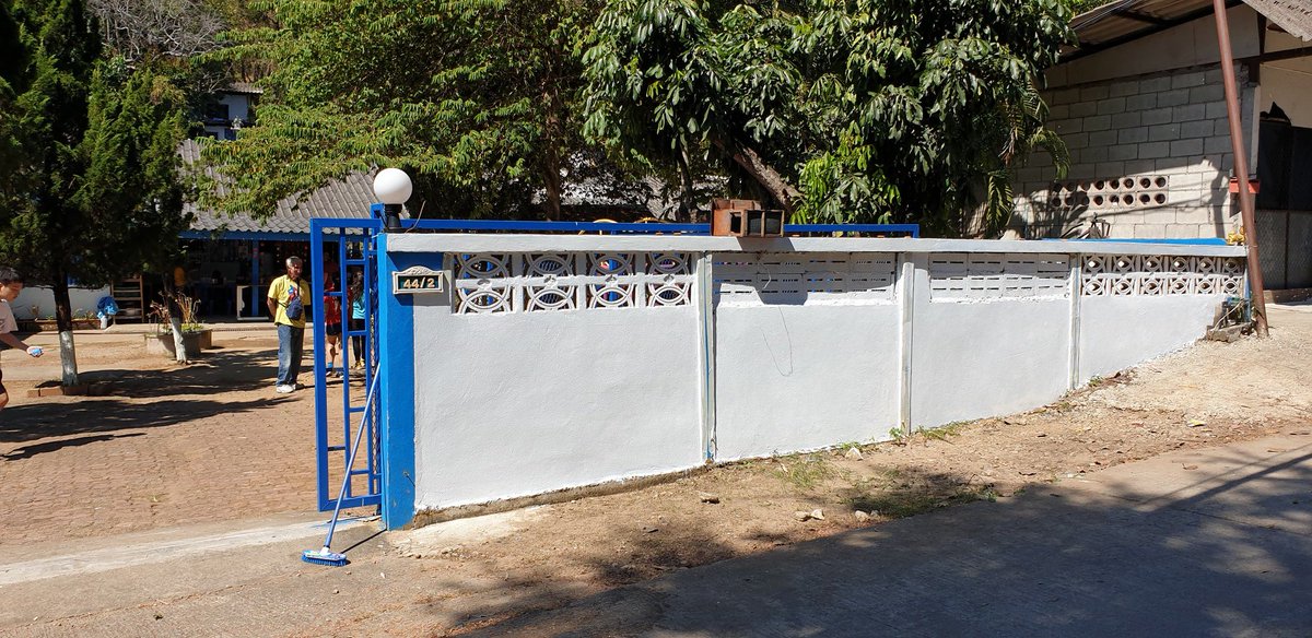 CMIRotary's tweet photo. Students from the CMIS Interact club at B.K. Kee Patient House today giving their outside wall a new paint job. https://t.co/amdhRvjSsF