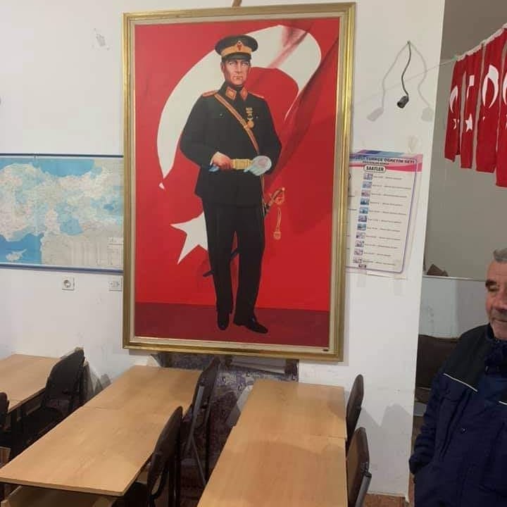 andadernegi's tweet photo. Dernek Başkanımız Okan Tosun ve beraberinde ki heyet Makedonya’nın doğusunda bulunan Debreste de bulunan bir köyü ziyaret ettiler.Burda ana dil Türkçe , her yer Türk Bayrakları ile süslü ve bütün çocuklar İstiklal Marşımızı ezbere biliyor. https://t.co/OvGidXizhn