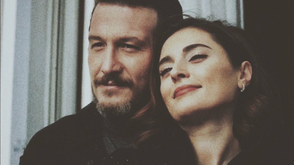 Zaman hiçbir şey götürmemiş bizden 🍂
#MerKer #AslıhanGürbüz #OsmanSonant