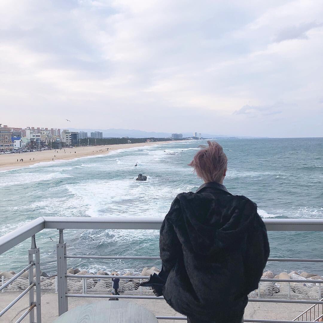 SG_iKONICS's tweet photo. [INSTAGRAM] 190209 JINHWAN'S IG:

" The scent of the sea breeze even here.
iKON let's be happy in 2019
#LikeAnOldMan "

#iKON #아이콘 @YG_iKONIC #SGiKONICs https://t.co/TUer6iKOZ6