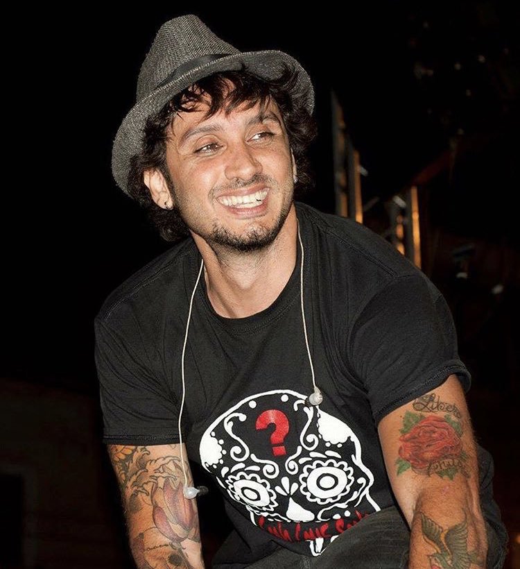 shadowhunt_wolf's tweet photo. Vi faccio un thread del """"cane rabbioso perennemente incazzato"""" per farvi capire che in realtà non avete capito un cazzo e che voi Fabrizio Moro non ve lo meritate né in questa vita e né in quella prossima. 

#FabrizioMoro https://t.co/Jtc2YL5orX