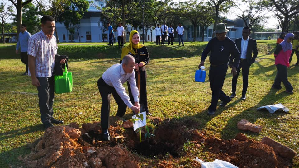 AKEPT_MoHE's tweet photo. SESI MENANAM POKOK SEMPENA 10 TAHUN PENUBUHAN AKEPT KUKUH SINERGI BERSAMA UNIVERSITI AWAM
#AKEPT
#KPMSPT
#10TAHUNAKEPT
#ShapingMindsBuildingLeaders
https://t.co/6pgDaXMMH3 https://t.co/drTiwtFQH6