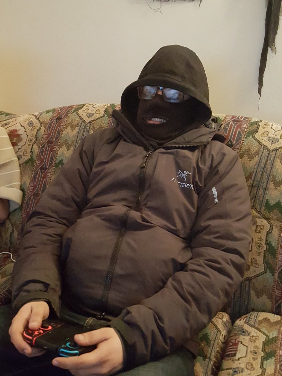 phyl_actery's tweet photo. REAL GAMER HOURS #mountaindew #apexlegend #itsgamertime https://t.co/RCLd7NZcfL