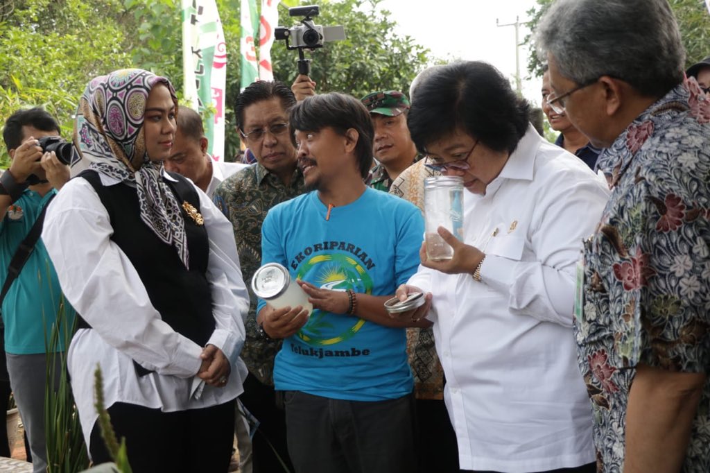 kemenhut_ri's tweet photo. Oiya, tahukah kalian bahwa limbah rumah tangga menyumbang 60% dari total sampah? 
Nah, ini ada contoh pengelolaan limbah rumah tangga, yaitu di Perumnas Teluk Jambe, Karawang. Perumahan ini termasuk dalam kawasan ekoriparian Citarum Karawang.

#KLHK https://t.co/okdhqfcj9d