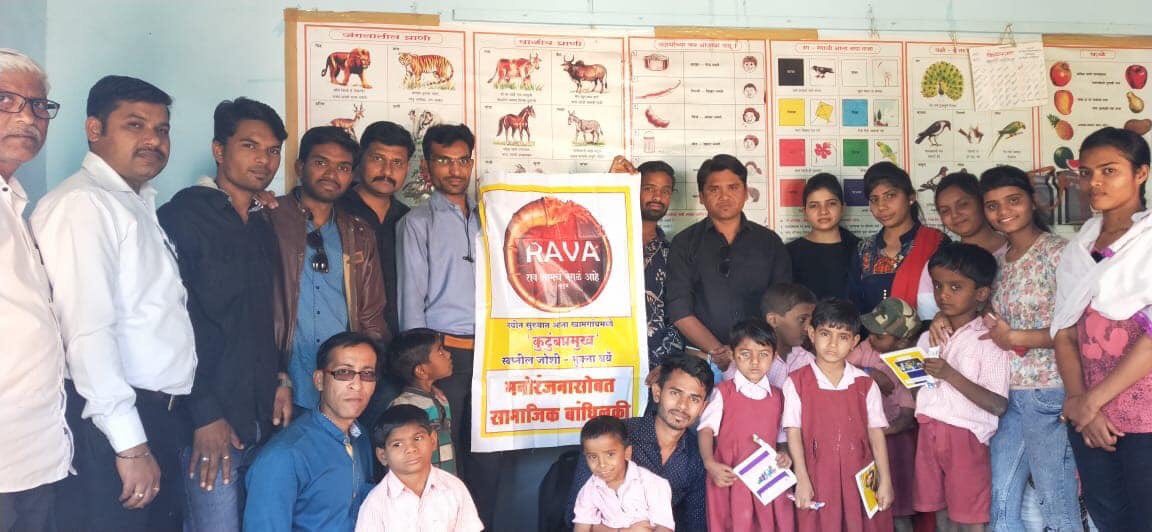 RAVA_Family's tweet photo. काल दिनांक 8-2-19 रोजी आपल्या रावा कुटुंबाकडुन खामगांव येथील मुक- बधीर मुलांना शालेय साहित्य तसेच खाऊ चे वाटप करण्यात आले. वाटप केल्या नंतर या मुलांच्या चेहऱ्यावर एक वेगळाच आनंद पाहायला भेटला.
#ravafamily #teamRAVA #rava_promoters #socialWork #happiness https://t.co/WqpqOgafVA