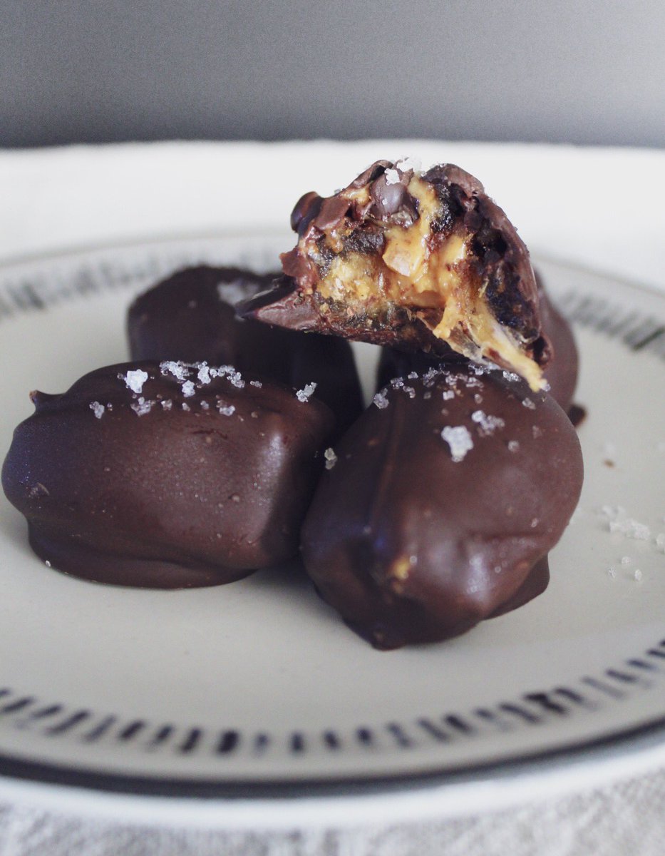 raw_sunshine's tweet photo. Chocolate PB Crunch Salted Caramels. 🥜

Do you have a sweet tooth as bad as I do?
Mine seems to get even worse at night. 

Luckily, these sweet treats are only 5 ingredients, super easy to make, and they satisfy my sweet tooth any time of day!

Recipe: https://t.co/8U73PaooSr https://t.co/08LEnR8UOn