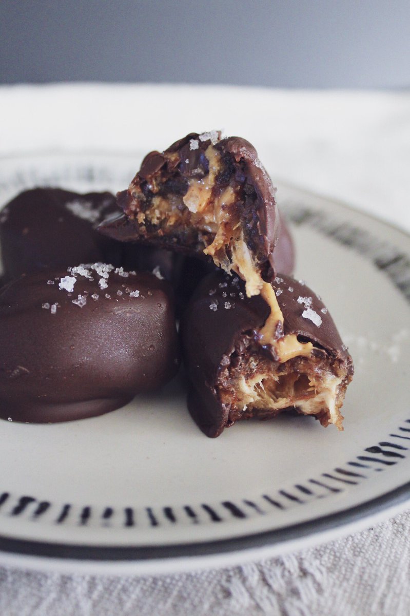 raw_sunshine's tweet photo. Chocolate PB Crunch Salted Caramels. 🥜

Do you have a sweet tooth as bad as I do?
Mine seems to get even worse at night. 

Luckily, these sweet treats are only 5 ingredients, super easy to make, and they satisfy my sweet tooth any time of day!

Recipe: https://t.co/8U73PaooSr https://t.co/08LEnR8UOn