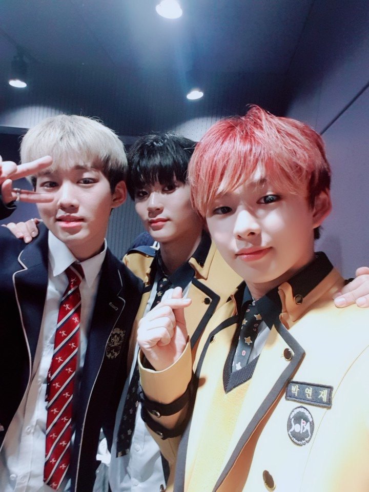 DIA_CRUNCH's tweet photo. [#디크런치] 안녕하세요 디아나!! 오늘은 오랜만에 학생들끼리 교복 셀카를 찍었어요 ㅎㅎ 오늘 디아나는 좋은 하루 보내셨나요?? 알려주세용! 그럼 안녕 또 올게요 딜랑해요♡♡
#디아나 #학생 #교복 #찬영 #정승 #딜란 #찬승란 https://t.co/G0dLooxeoh