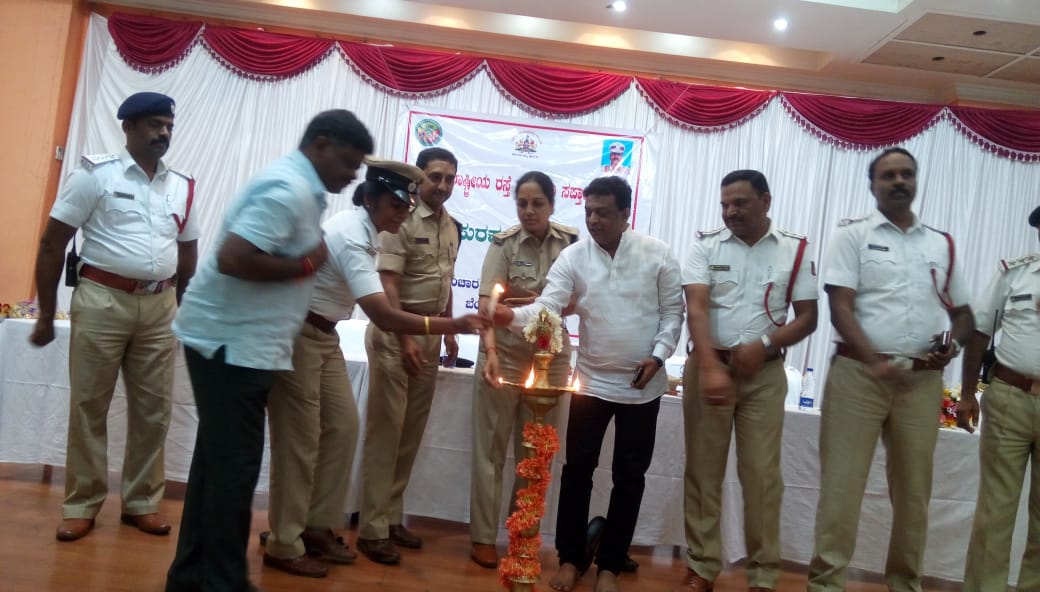 DCPTrWestBCP's tweet photo. ದಿ: 7ನೇ ಫೆಬ್ರವರಿ 2019 ರಂದು ಸಂಚಾರ ಉತ್ತರ ಉಪ ವಿಭಾಗದಲ್ಲಿ ರಾಷ್ಟೀಯ ರಸ್ತೆ ಸುರಕ್ಷಾ ಸಪ್ತಾಹ-2019 ರ ಹಿನ್ನಲೆ  ಸಂಚಾರ ನಿಯಮ &amp; ರಸ್ತೆ ಸುರಕ್ಷತೆ ಕುರಿತಂತೆ ಆಟೋ ಚಾಲಕರು, ಕ್ಯಾಬ್ ಚಾಲಕರು, ಟೆಂಪೋ ಚಾಲಕರು, ದ್ವಿಚಕ್ರ ವಾಹನ ಸವಾರರು ಹಾಗೂ ಸಾರ್ವಜನಿಕರಿಗೆ ಅರಿವು ಮೂಡಿಸಲಾಯಿತು. @AddlCPTraffic @blrcitytraffic @CPBlr https://t.co/0K1OQsP2Cs
