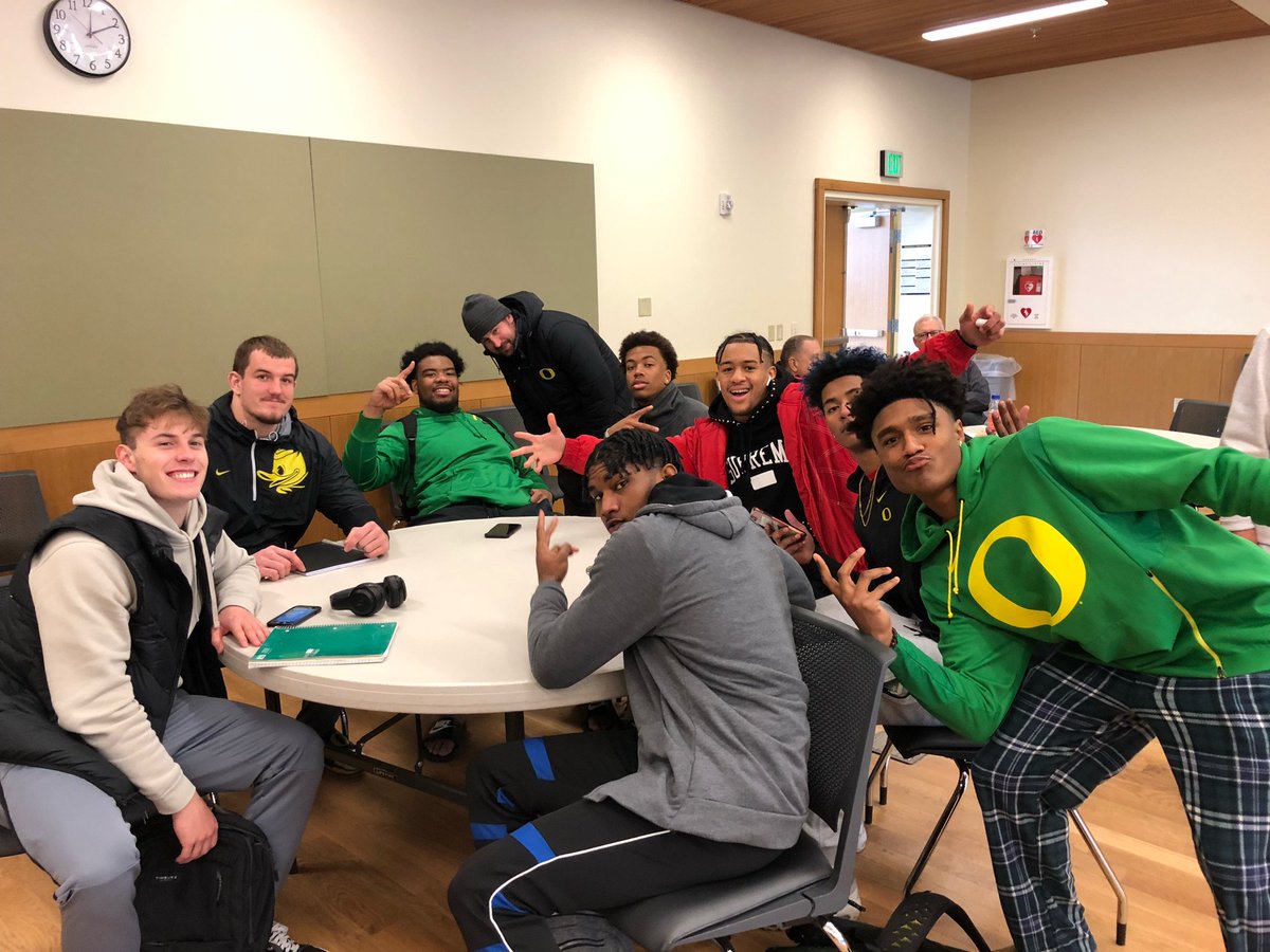 OregonSSA's tweet photo. @DucksCompliance @OregonWBB @GoDucksMoseley @GoDucks @OregonWTennis @OregonSB @OregonMTennis @OregonTF @OregonMGolf @OregonAcroTumb Meanwhile @OregonGridiron got it done for going to a concert for their Dance class. Ducks respect all athletes. #goducks https://t.co/f8X6fK2qEu