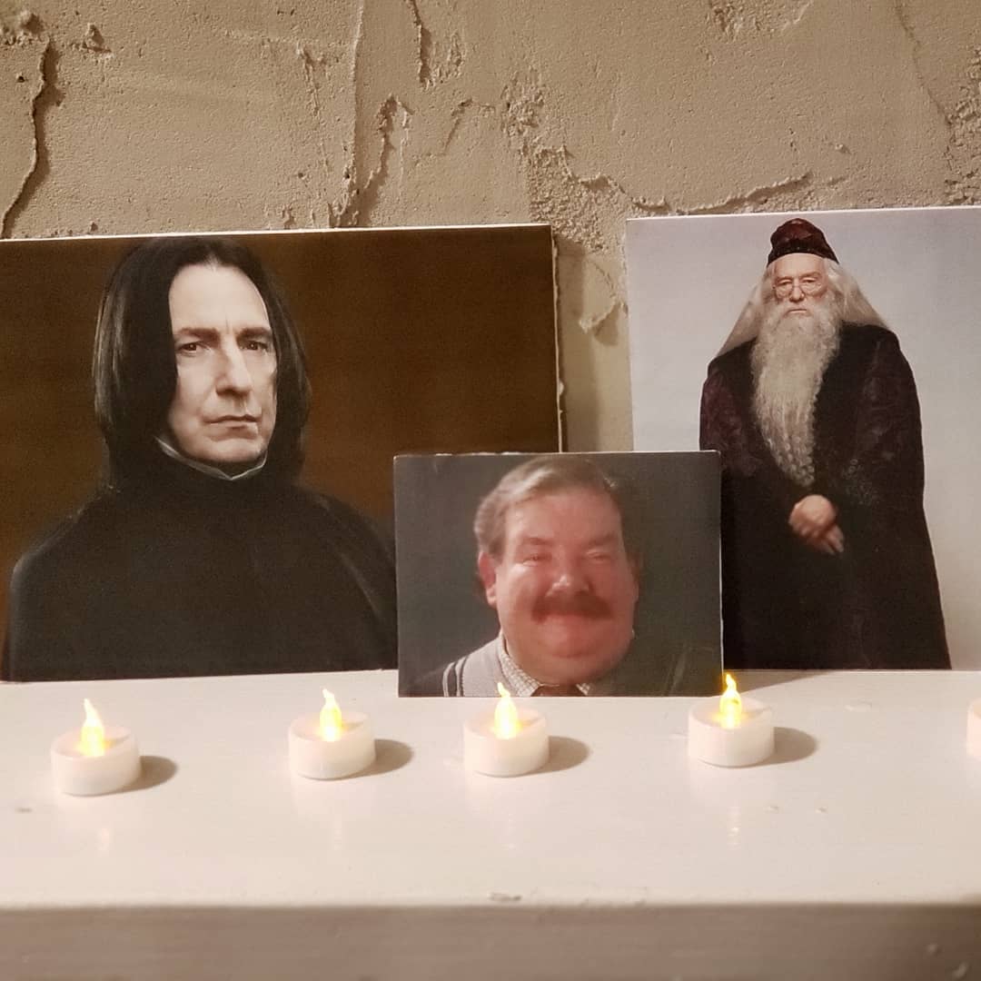 severussnapecom's tweet photo. How sweet is this little memorial set up at the @lawrencelibrary HarryPotterBookNight.⚘
#harrypotterbooknight #alanrickman #severussnape #richardgriffiths #vernondursley #richardharris #AlbusDumbledore #lawrencepubliclibrary #HarryPotter https://t.co/f71e9I7tHA