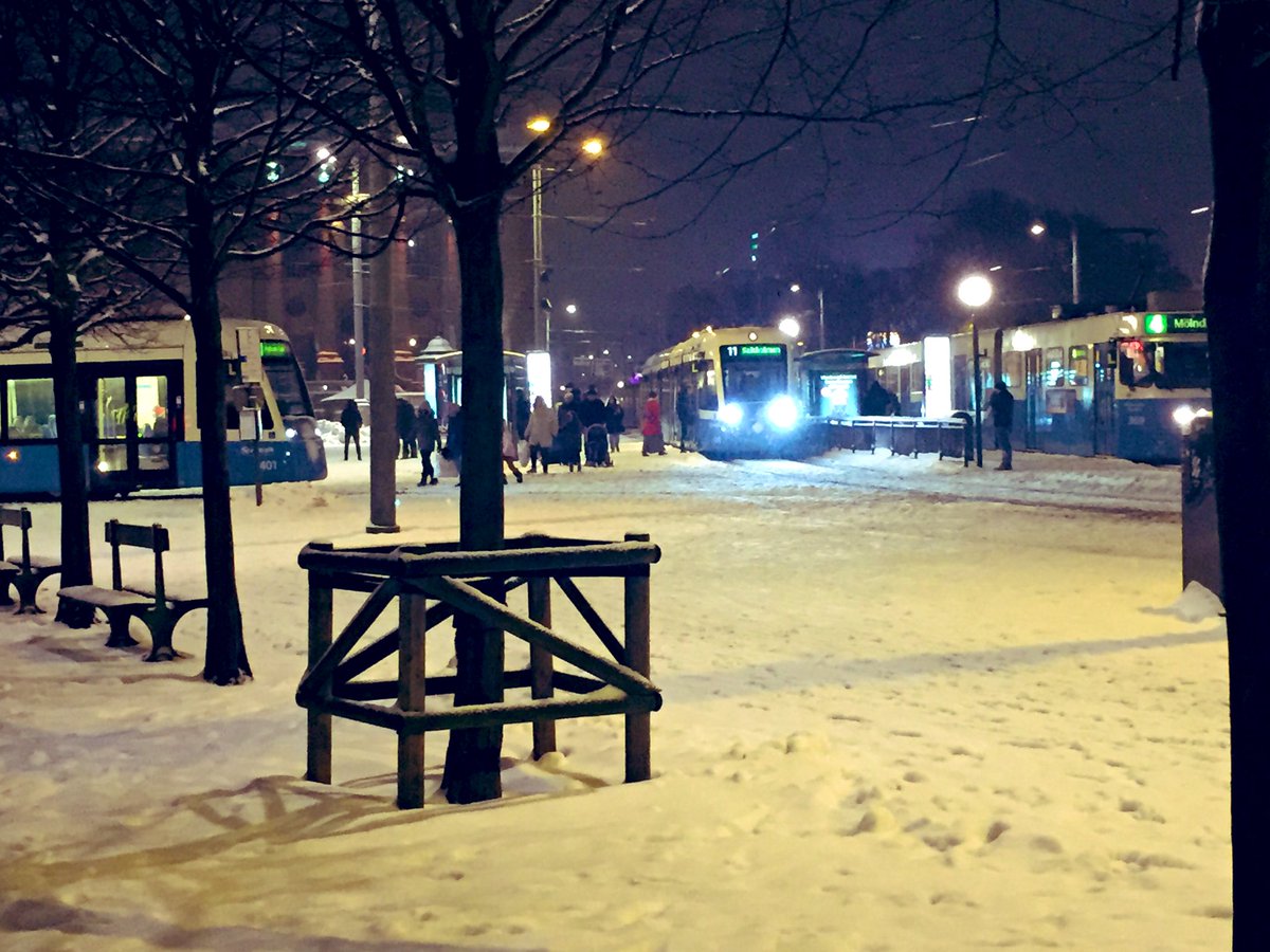 لاتسألني إن كان القرآن
مخلوقاً أو أزلي
بل سلني إن كان السلطان
لصاً أو نصف نبي
أمل دنقل 
أعتقد الحاكم هنا نبي كامل