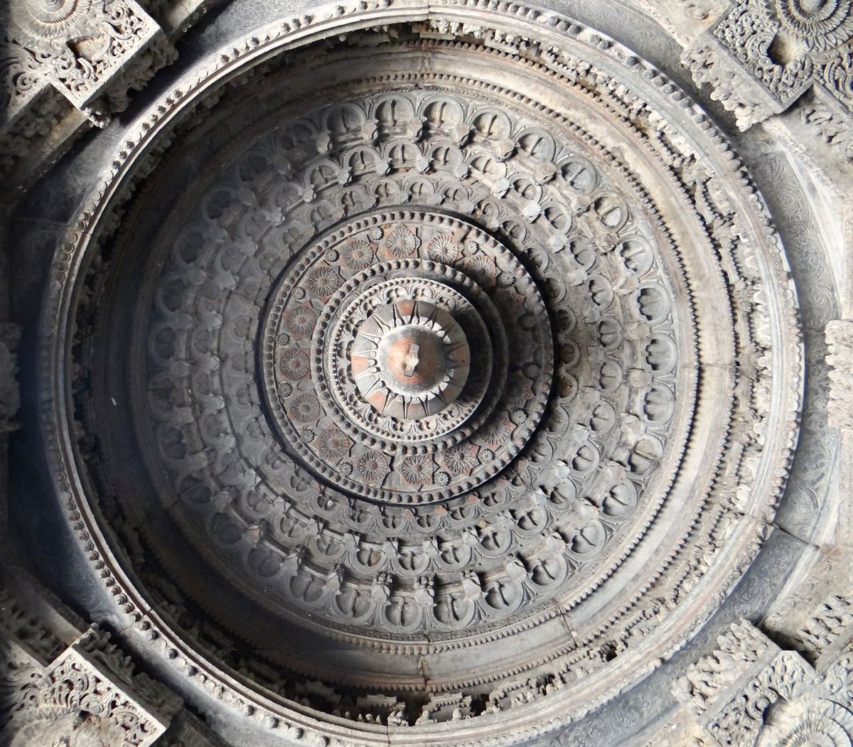 wiavastukala's tweet photo. Amazing ceiling art of ChennaKeshava Temple, Somanathapura(KA)
See the details of complex geometric pattern on ceilings, all have Loshtha(lotus bud) at the centre.
Hoysala Temples are one of the best with when it comes to carving, unfortunately not much popular.
PC: Dinesh K. https://t.co/4J9r7Oo8ST