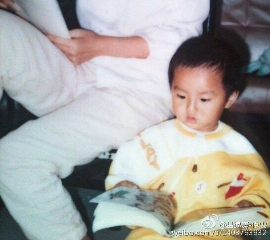 Anjzkdlin's tweet photo. Little Kris (@KrisWu )flipping through magazine pages not knowing that he is destined to do 238,973 photoshoots.!
#kris #WuYifan #exokris #fanfangege https://t.co/JrzTuXe2Rc