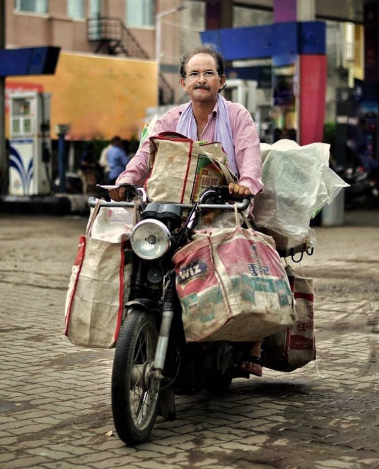 #صورة_الاسبوع
_____
( عمل شاق ) للمصور #nick_amma
(إن الشيء الوحيد الذي فكرت به هو كيف نقل العم كل الأشياء من الدراجة ومن ثم وضع كل شيء على دراجته مرة أخرى !! "مهمة صعبة" ربما كان هذا هو السبب في عدم قدرته على الابتسام بشكل صحيح أثناء النظر إلي!)
( Tough job)
_____
#shct