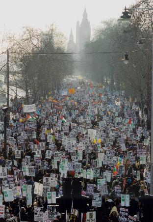 Am #15Februar 2003 kommt es zur größten Friedensdemonstration der Geschichte. Dabei demonstrieren rund 9 Millionen Menschen gegen den von der "Koalition der Willigen" geplanten Irakkrieg.

Bildquelle: Wikipedia (Anti Iraq War march in London)