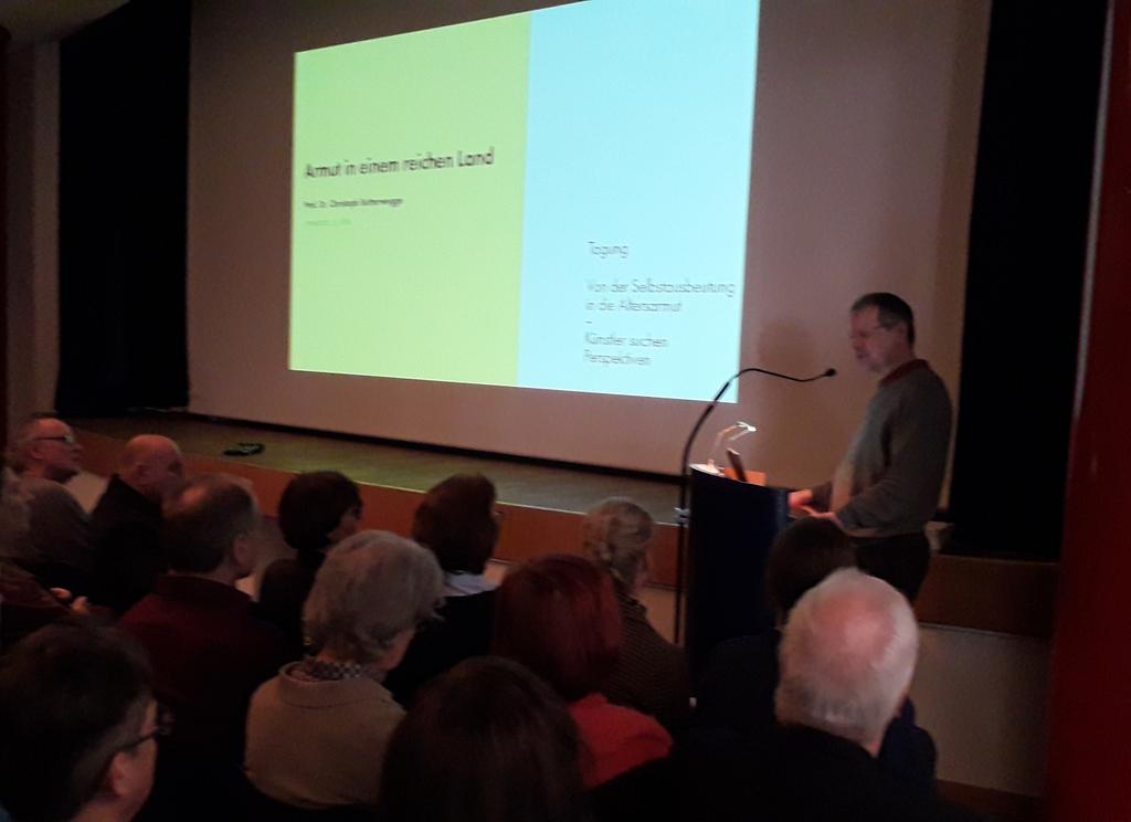 Es geht los bei der Tagung "Künstlerschaft und Altersarmut". DER "Armutsforscher" Deutschlands  Christoph Butterwegge erklärt zum Anfang die Unterschiede zw. absoluter und relativer Armut - und besxhrwibt amüsant das Leben der Hyperreichen.